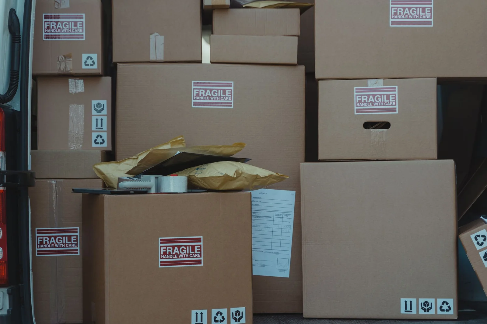 Courriers, clés et ordinateur portable posés sur une table pour préparer un changement d’adresse