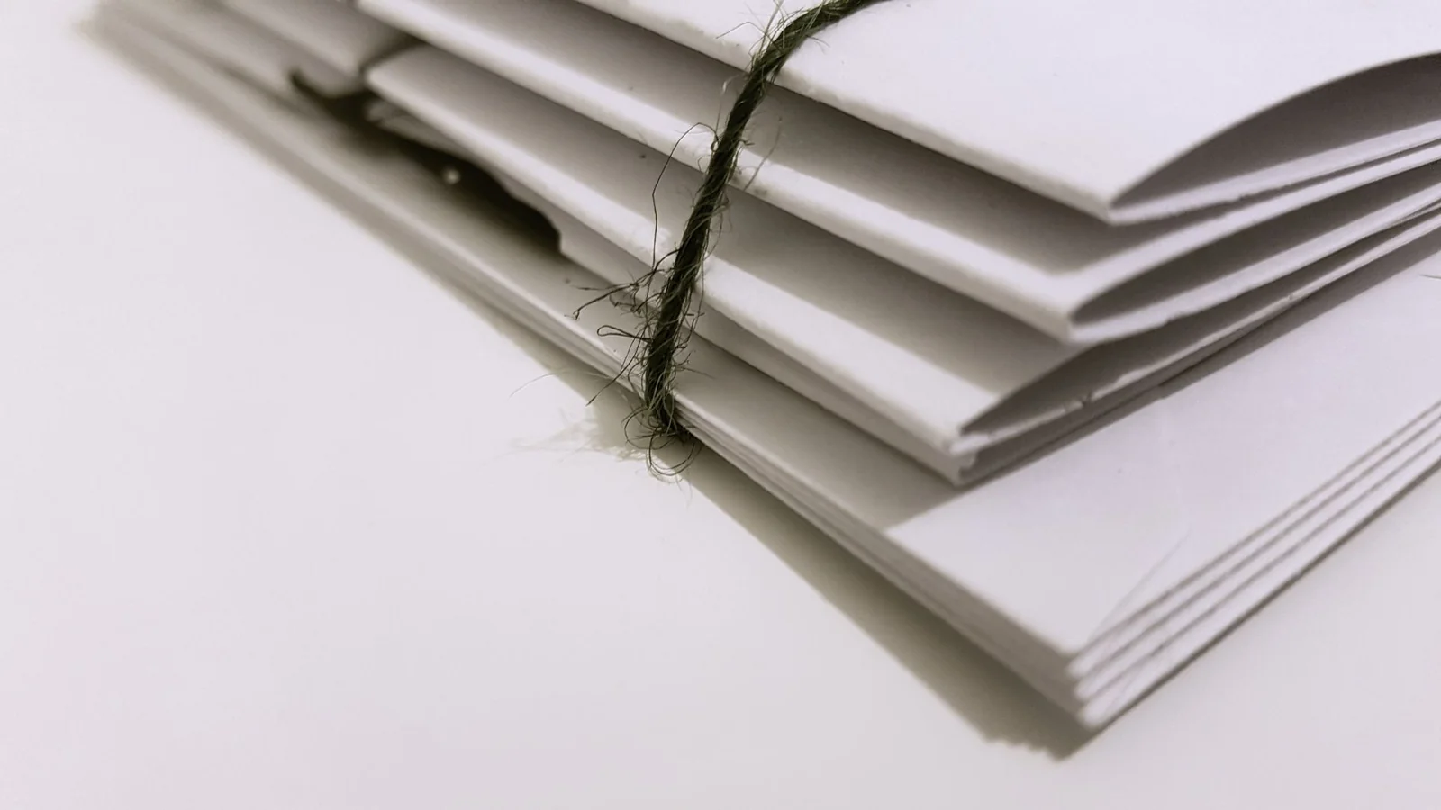 Pile d’enveloppes et de courriers triés par catégorie sur un bureau