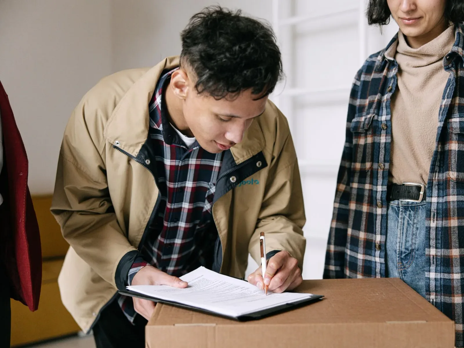Lettre de congé préparée près de cartons de déménagement