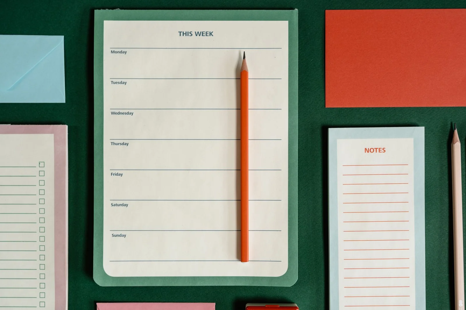 Calendrier et cartons posés sur une table, vue de dessus
