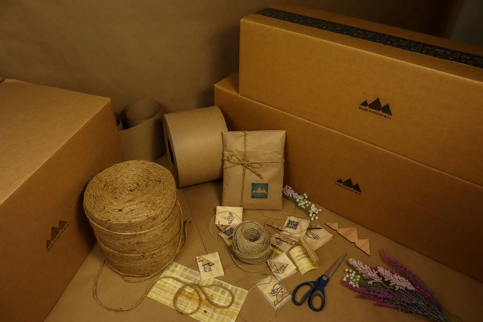 Vaisselle fragile enveloppée dans du papier kraft et rangée dans un carton